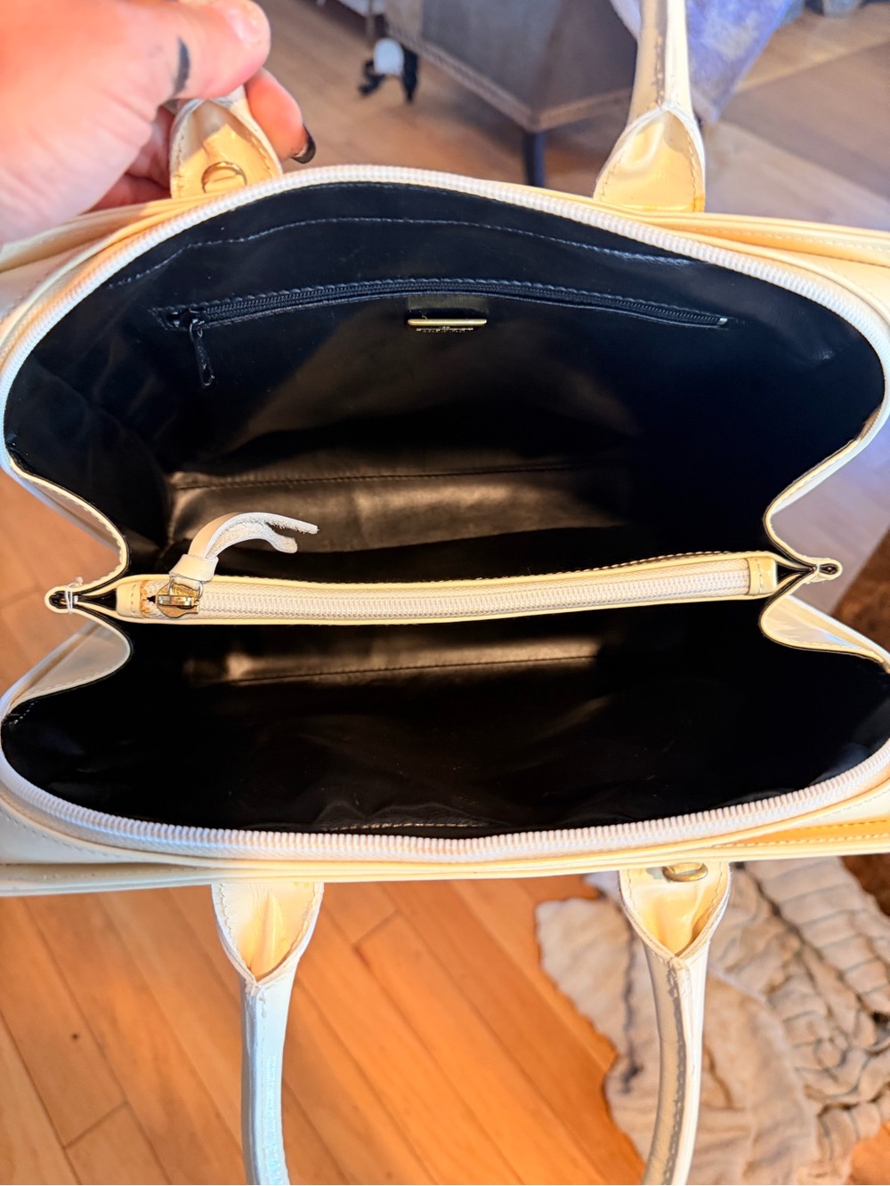GIVENCHY RUN WAY BAG. Cream Tote Bag with Black Logo Accent - Picture 8 of 9